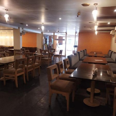 Blossom Rooms Hotel Vashishtha - Free Lunch Or Dinner- Free Breakfast Hyderabad Bagian luar foto
