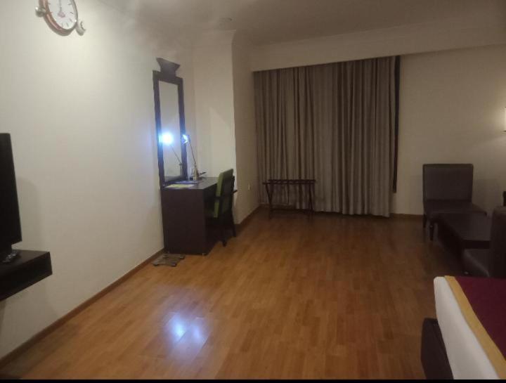 Blossom Rooms Hotel Vashishtha - Free Lunch Or Dinner- Free Breakfast Hyderabad Bagian luar foto