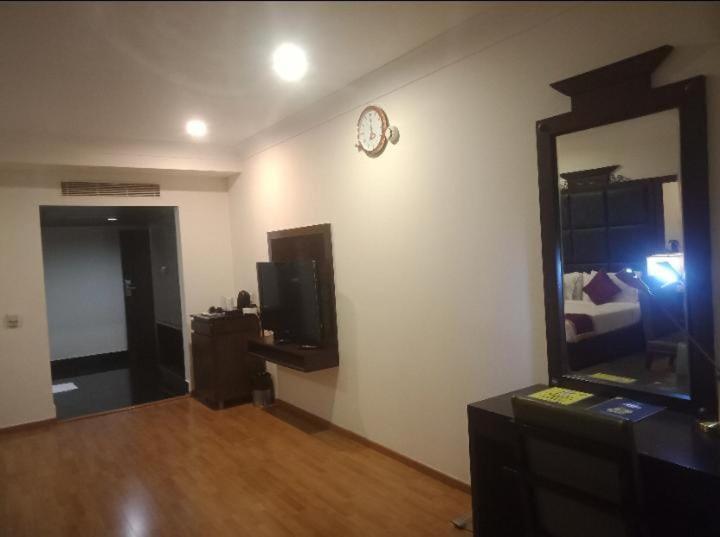 Blossom Rooms Hotel Vashishtha - Free Lunch Or Dinner- Free Breakfast Hyderabad Bagian luar foto
