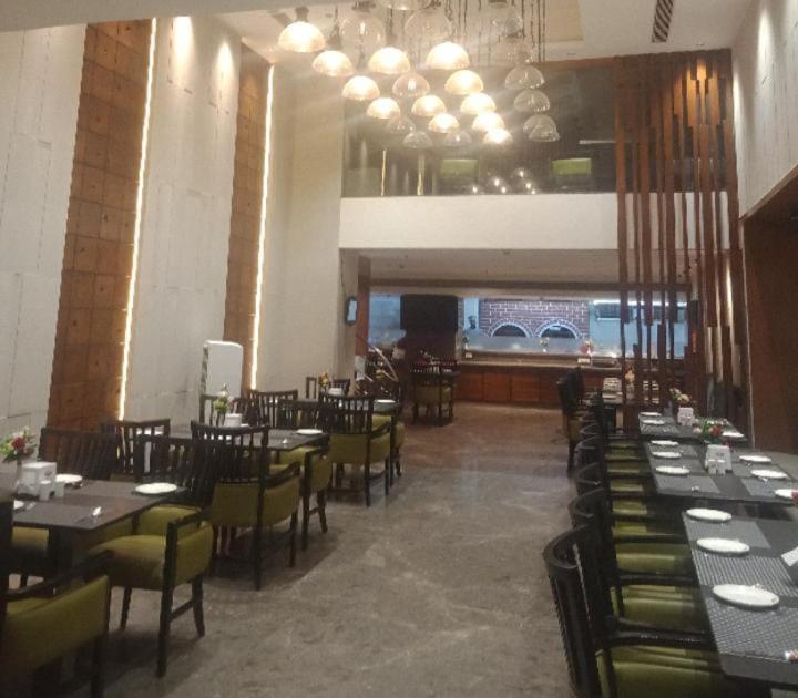 Blossom Rooms Hotel Vashishtha - Free Lunch Or Dinner- Free Breakfast Hyderabad Bagian luar foto