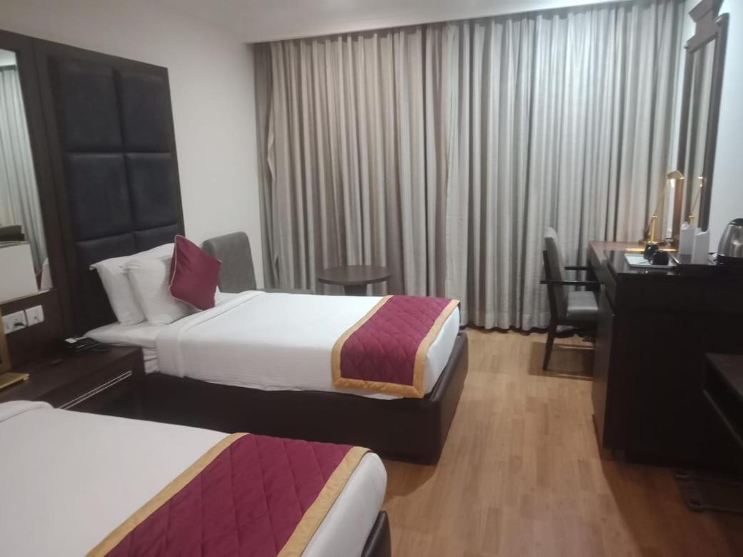 Blossom Rooms Hotel Vashishtha - Free Lunch Or Dinner- Free Breakfast Hyderabad Bagian luar foto