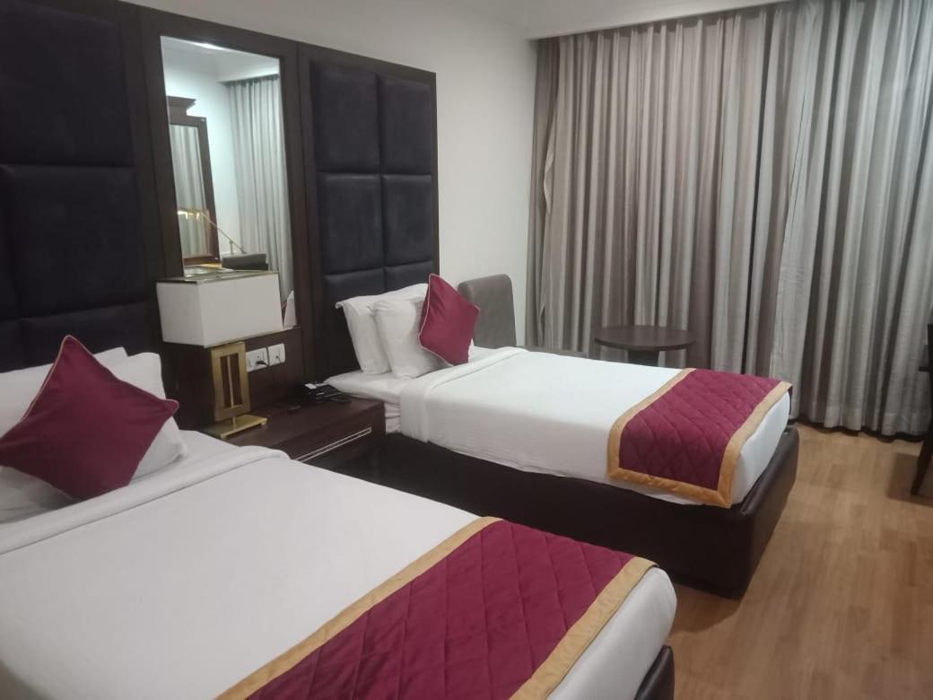 Blossom Rooms Hotel Vashishtha - Free Lunch Or Dinner- Free Breakfast Hyderabad Bagian luar foto