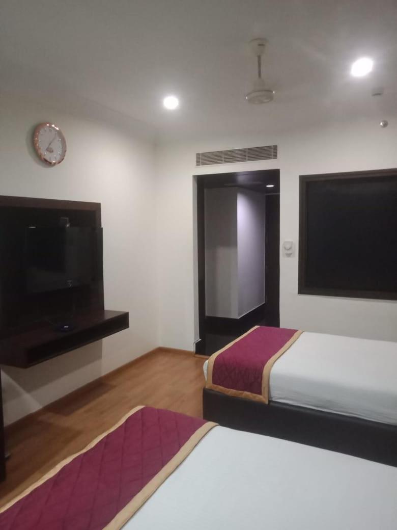 Blossom Rooms Hotel Vashishtha - Free Lunch Or Dinner- Free Breakfast Hyderabad Bagian luar foto