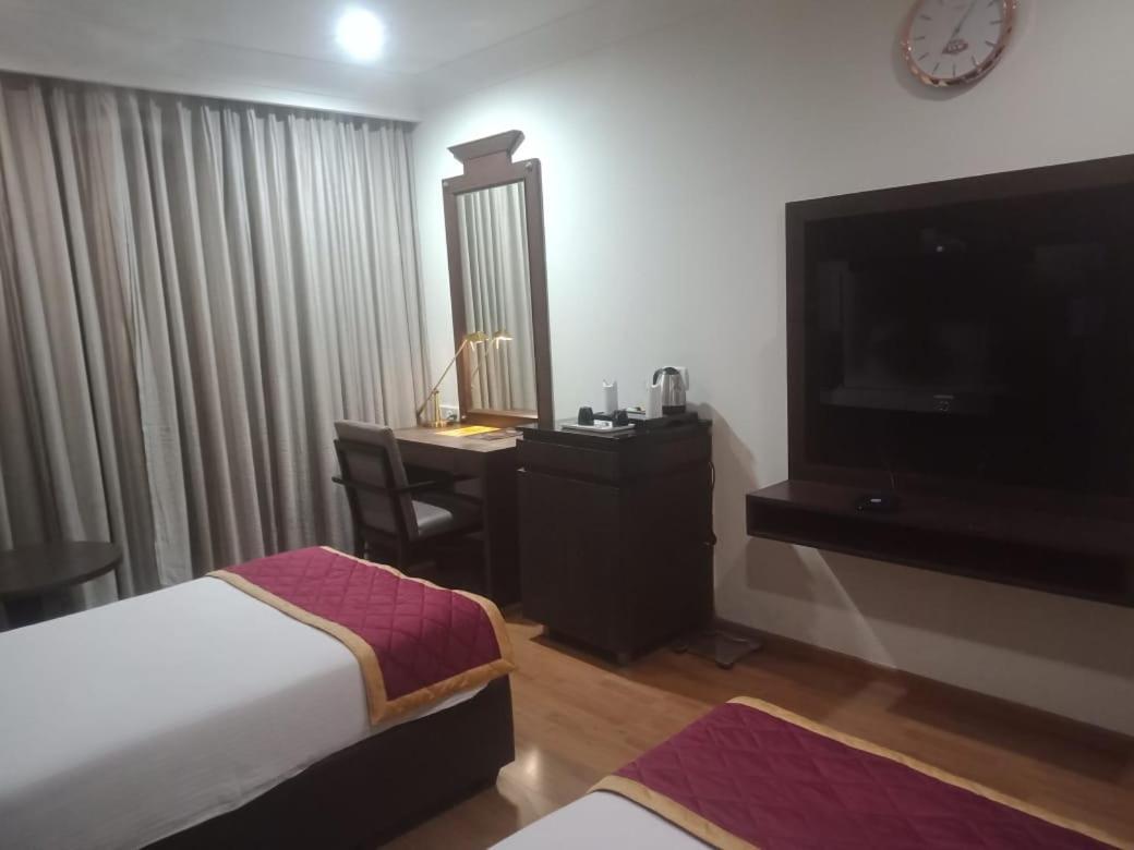 Blossom Rooms Hotel Vashishtha - Free Lunch Or Dinner- Free Breakfast Hyderabad Bagian luar foto