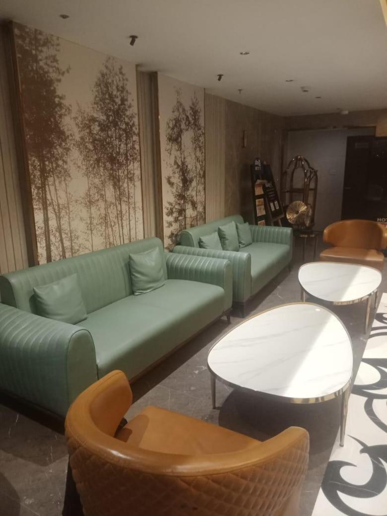 Blossom Rooms Hotel Vashishtha - Free Lunch Or Dinner- Free Breakfast Hyderabad Bagian luar foto