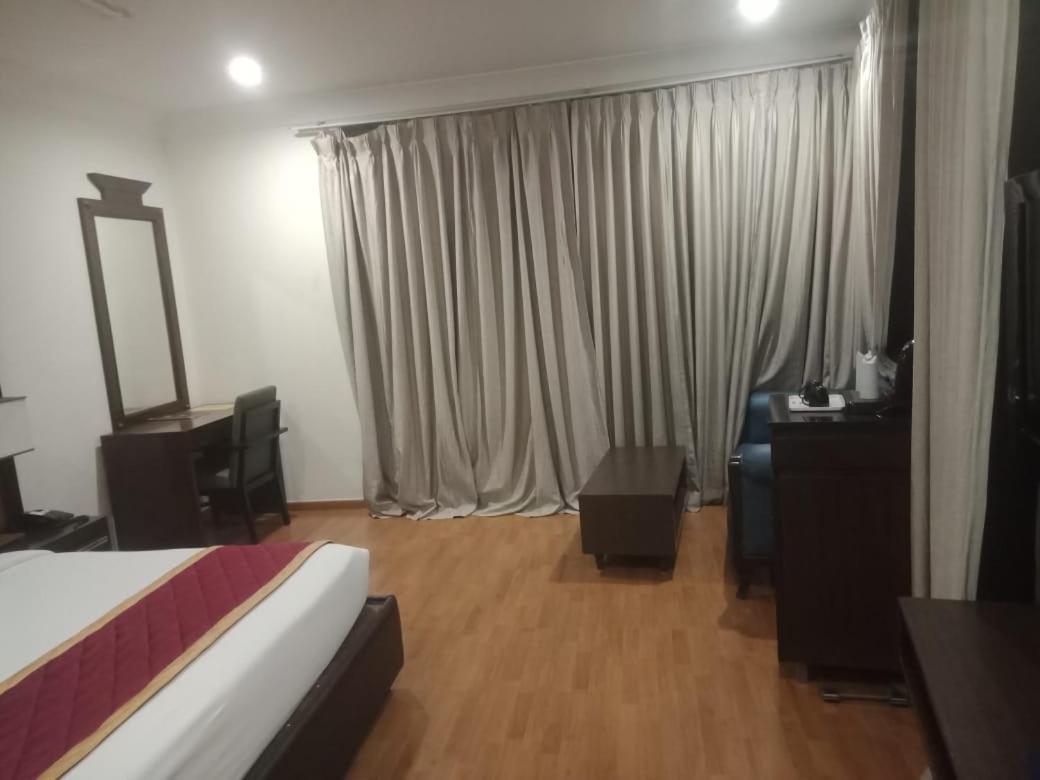 Blossom Rooms Hotel Vashishtha - Free Lunch Or Dinner- Free Breakfast Hyderabad Bagian luar foto