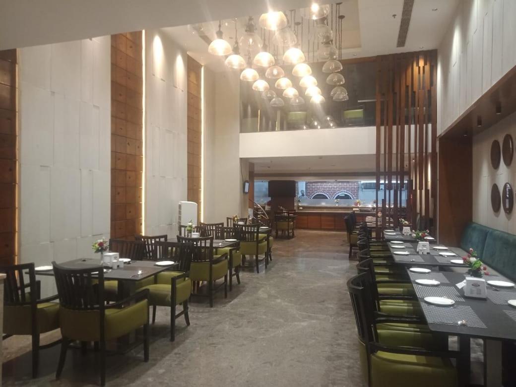 Blossom Rooms Hotel Vashishtha - Free Lunch Or Dinner- Free Breakfast Hyderabad Bagian luar foto