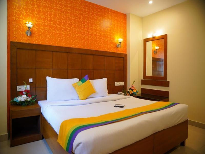 Blossom Rooms Hotel Vashishtha - Free Lunch Or Dinner- Free Breakfast Hyderabad Bagian luar foto