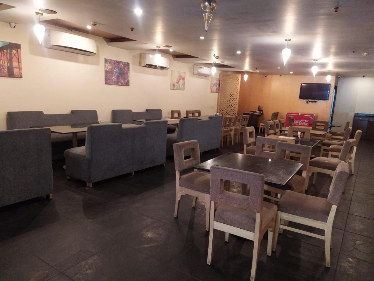 Blossom Rooms Hotel Vashishtha - Free Lunch Or Dinner- Free Breakfast Hyderabad Bagian luar foto