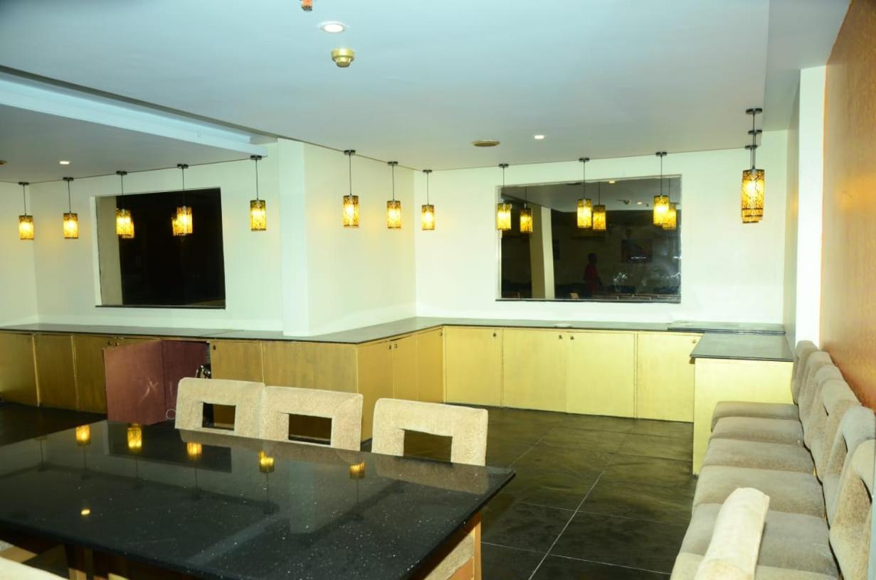 Blossom Rooms Hotel Vashishtha - Free Lunch Or Dinner- Free Breakfast Hyderabad Bagian luar foto