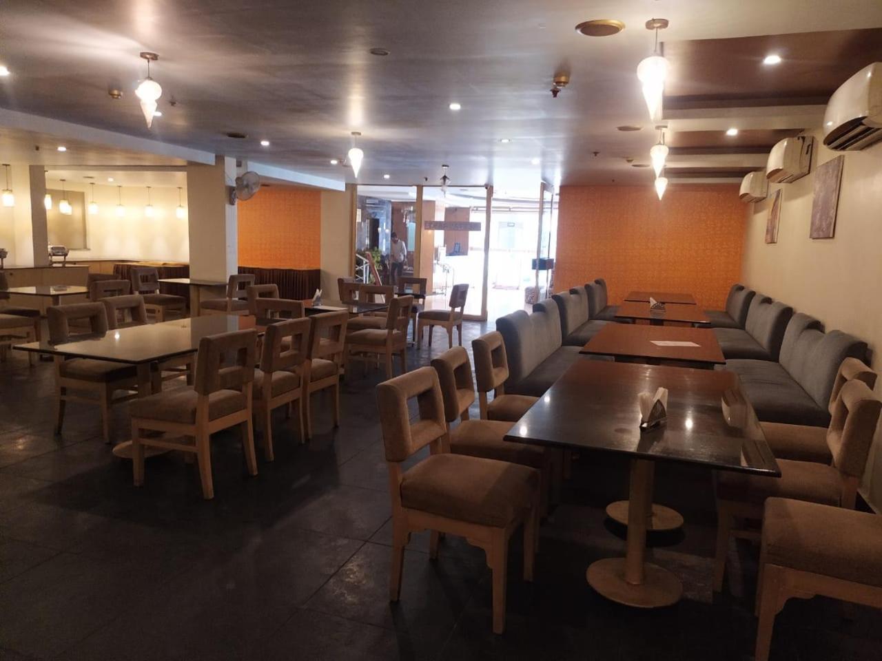 Blossom Rooms Hotel Vashishtha - Free Lunch Or Dinner- Free Breakfast Hyderabad Bagian luar foto
