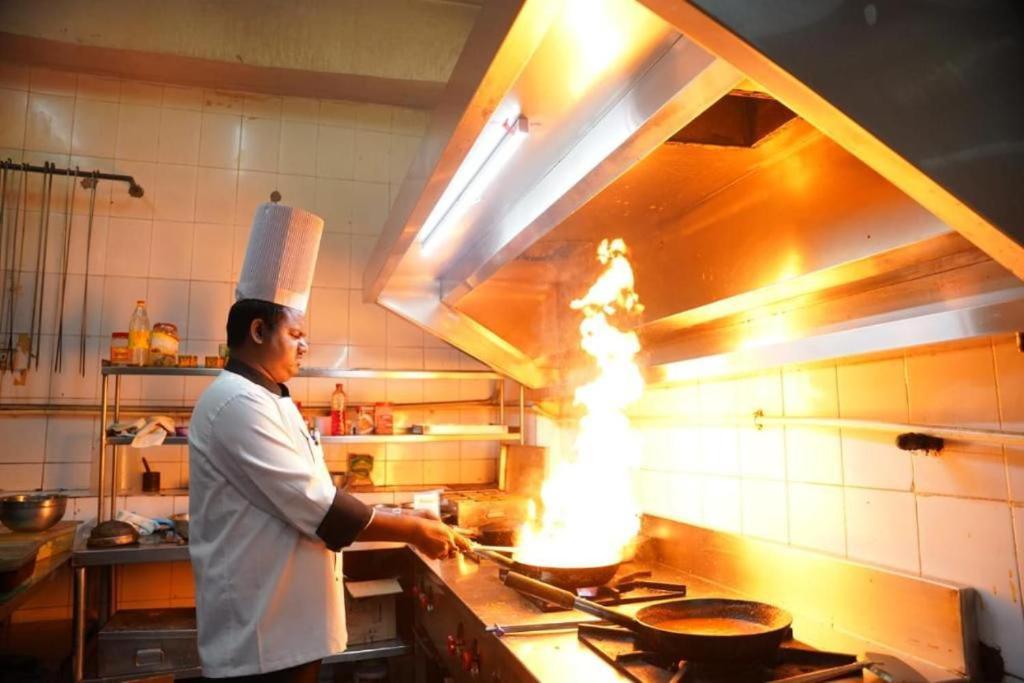 Blossom Rooms Hotel Vashishtha - Free Lunch Or Dinner- Free Breakfast Hyderabad Bagian luar foto