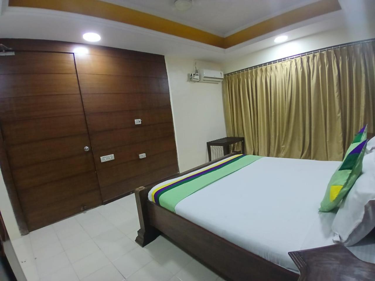 Blossom Rooms Hotel Vashishtha - Free Lunch Or Dinner- Free Breakfast Hyderabad Bagian luar foto