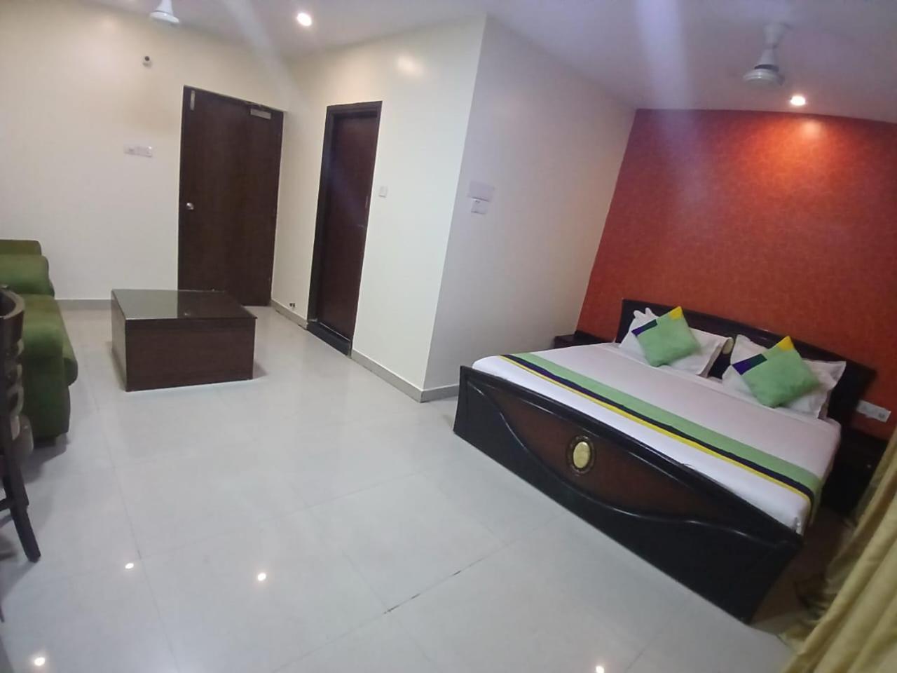Blossom Rooms Hotel Vashishtha - Free Lunch Or Dinner- Free Breakfast Hyderabad Bagian luar foto