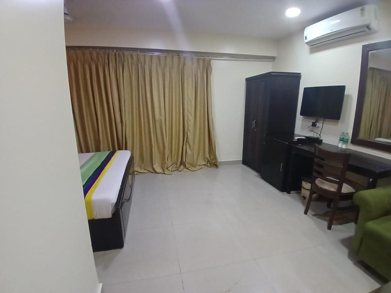 Blossom Rooms Hotel Vashishtha - Free Lunch Or Dinner- Free Breakfast Hyderabad Bagian luar foto