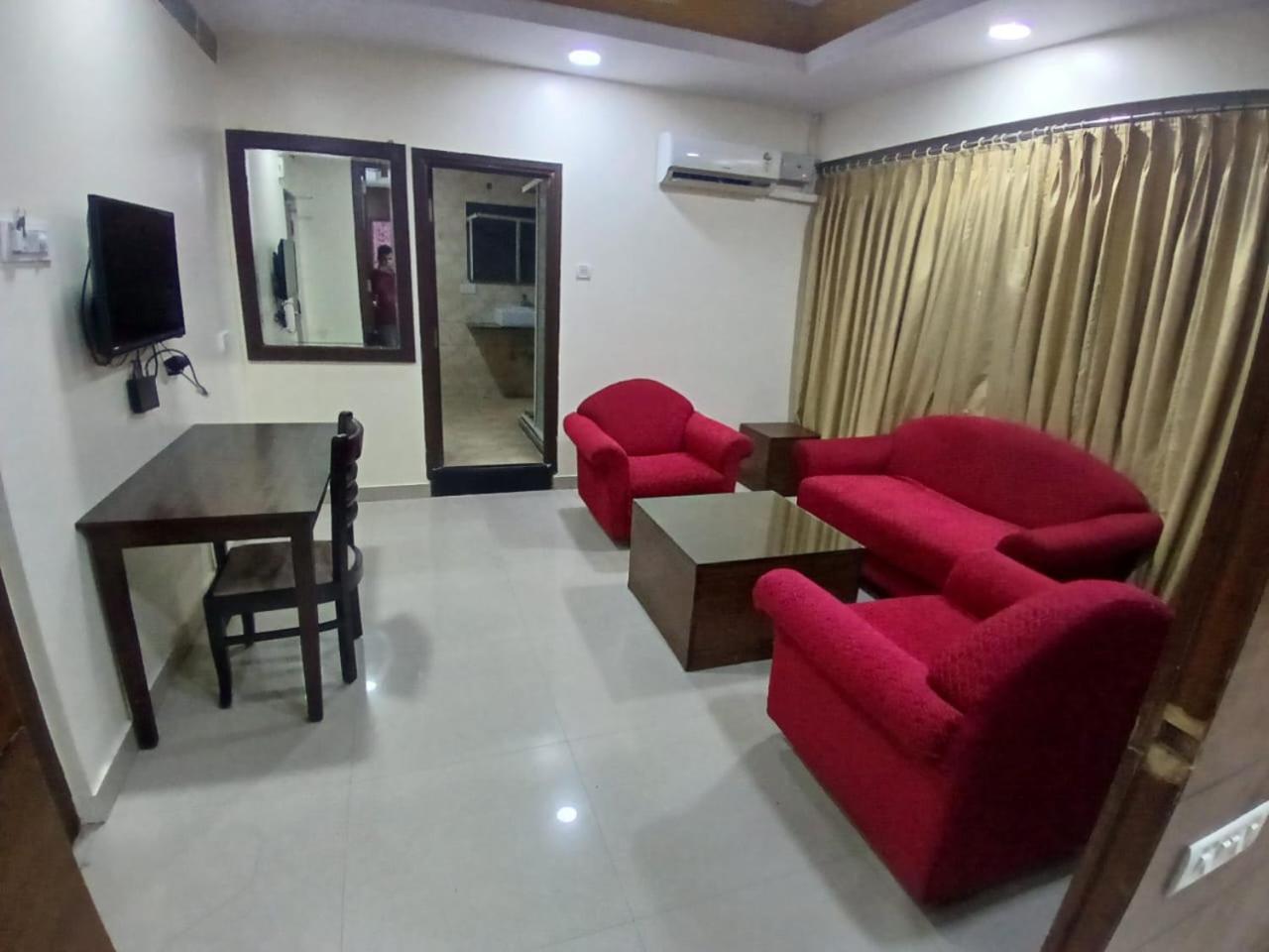 Blossom Rooms Hotel Vashishtha - Free Lunch Or Dinner- Free Breakfast Hyderabad Bagian luar foto