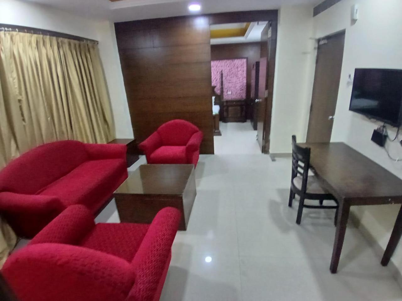Blossom Rooms Hotel Vashishtha - Free Lunch Or Dinner- Free Breakfast Hyderabad Bagian luar foto