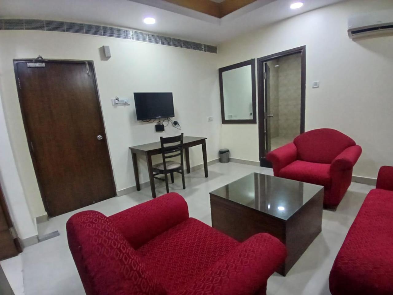 Blossom Rooms Hotel Vashishtha - Free Lunch Or Dinner- Free Breakfast Hyderabad Bagian luar foto